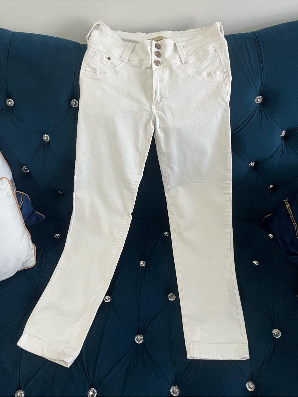 Colombian Women’s White Stretch Jeans - Classic High-Rise Slim Fit.